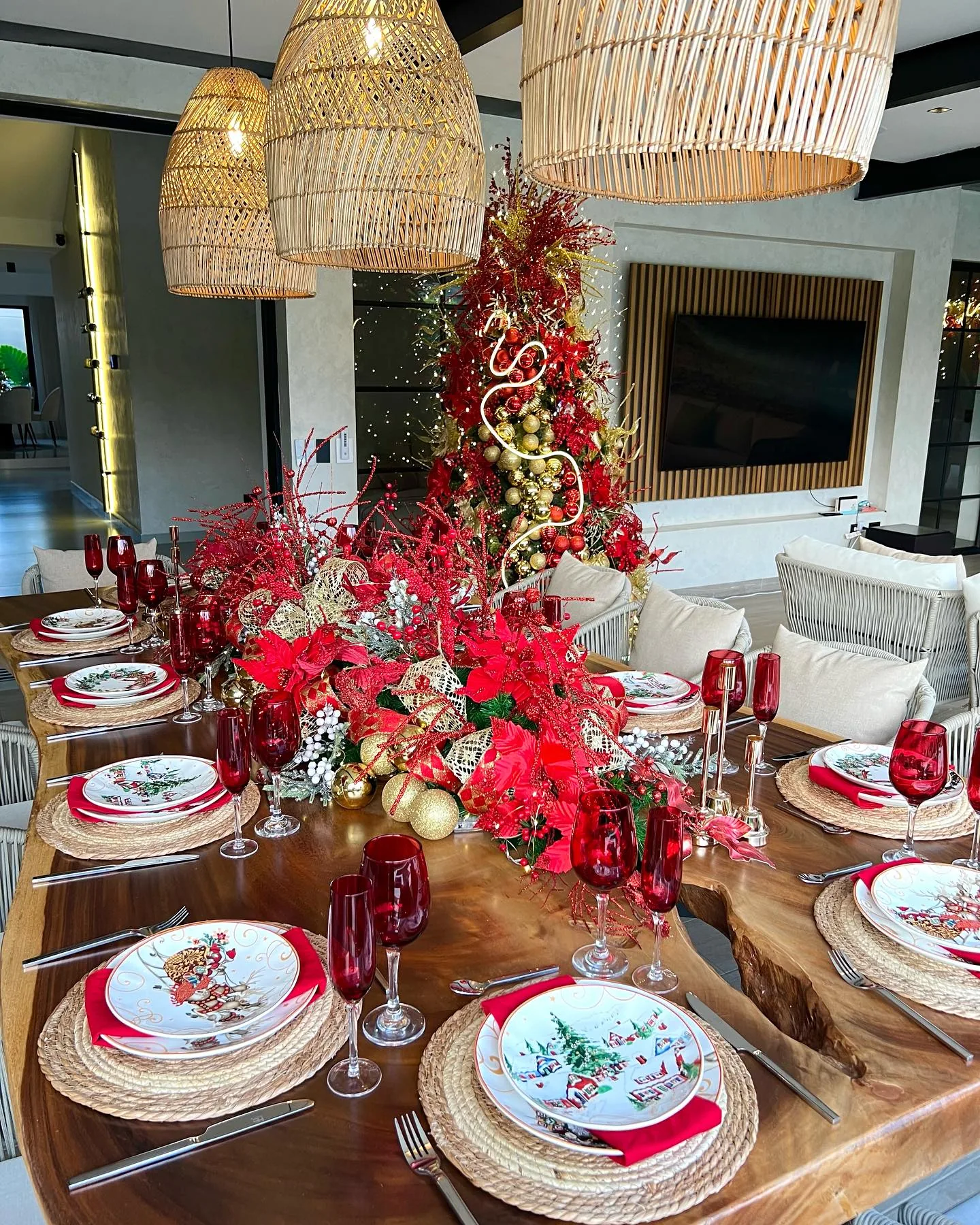 Mesa de evento con flores rojas